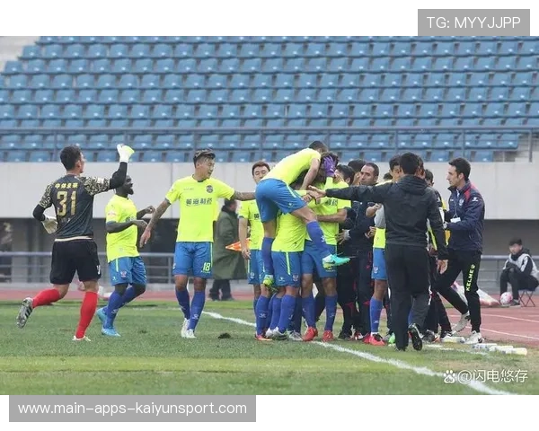 球场冲突升级多人被罚下